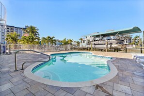 Lämmitetty uima-allas