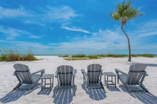 ☀️Canal Front Home with Private Pool | Quick Walk to Beach | Beach Nuts☀️