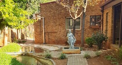 XYZ GUEST HOUSE-Twin Bed Room