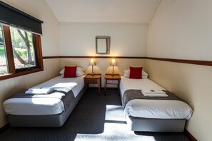 1 chambre, fer et planche à repasser, draps fournis