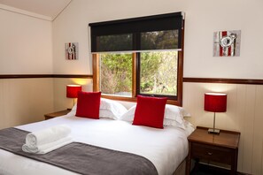 1 habitación, tabla de planchar con plancha y ropa de cama 