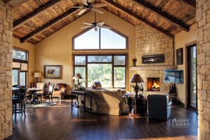 テレビ、暖炉、書斎 / ワークスペース