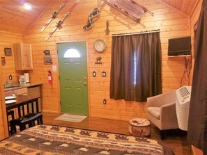 1 bedroom, WiFi, bed sheets - AC - #4 Mountain Cabin (Ruidoso)