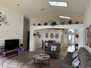 Smart TV, videogiochi, lettore DVD, libri