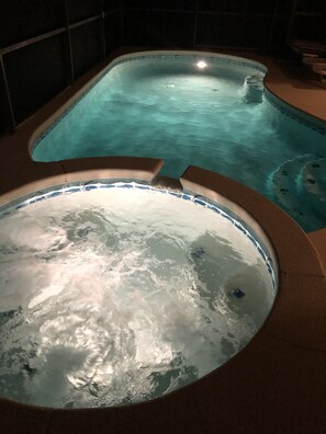 A swimming pool with a circular hot tub area. - Orlando Disney World Inspired Five Bedroom Villa (Kissimmee)