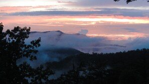 Un paysage montagneux au coucher du soleil.