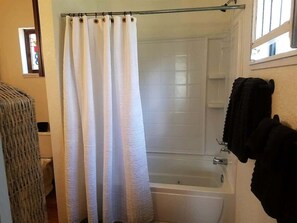 Bathtub, towels