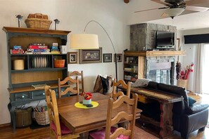 TV, fireplace, offices - Oso Vista Cabin (Ruidoso)