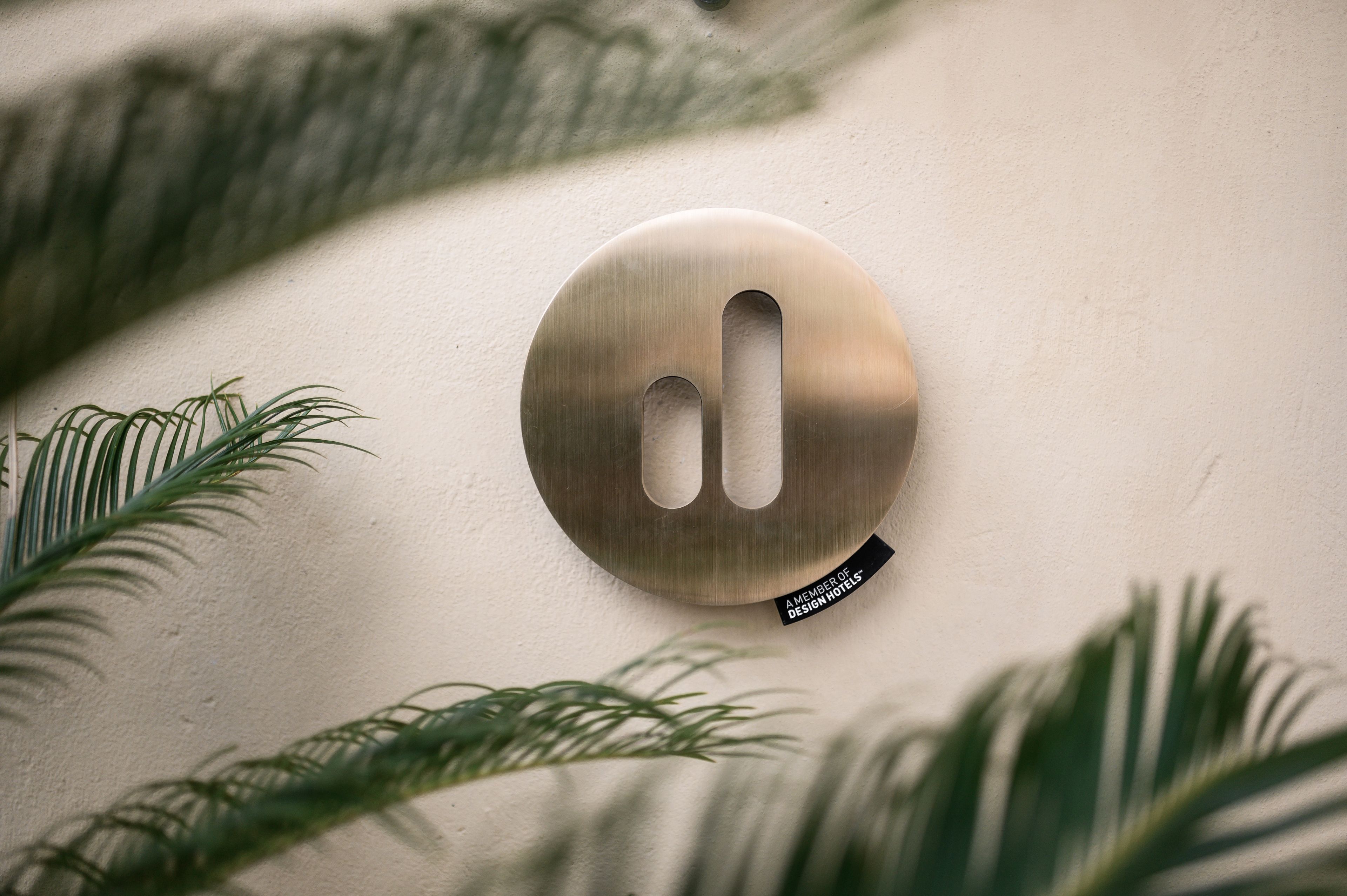 Manija metálica con una etiqueta que indica la pertenencia a una asociación de hoteles de diseño.