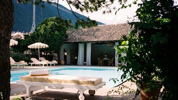 Piscine couverte, 2 piscines extérieures, chaises longues