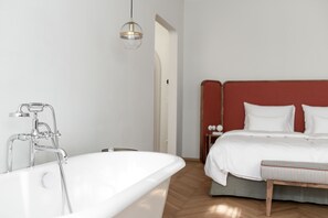Luxury Studio Suite | Hypo-allergenic bedding, minibar, in-room safe, individually decorated