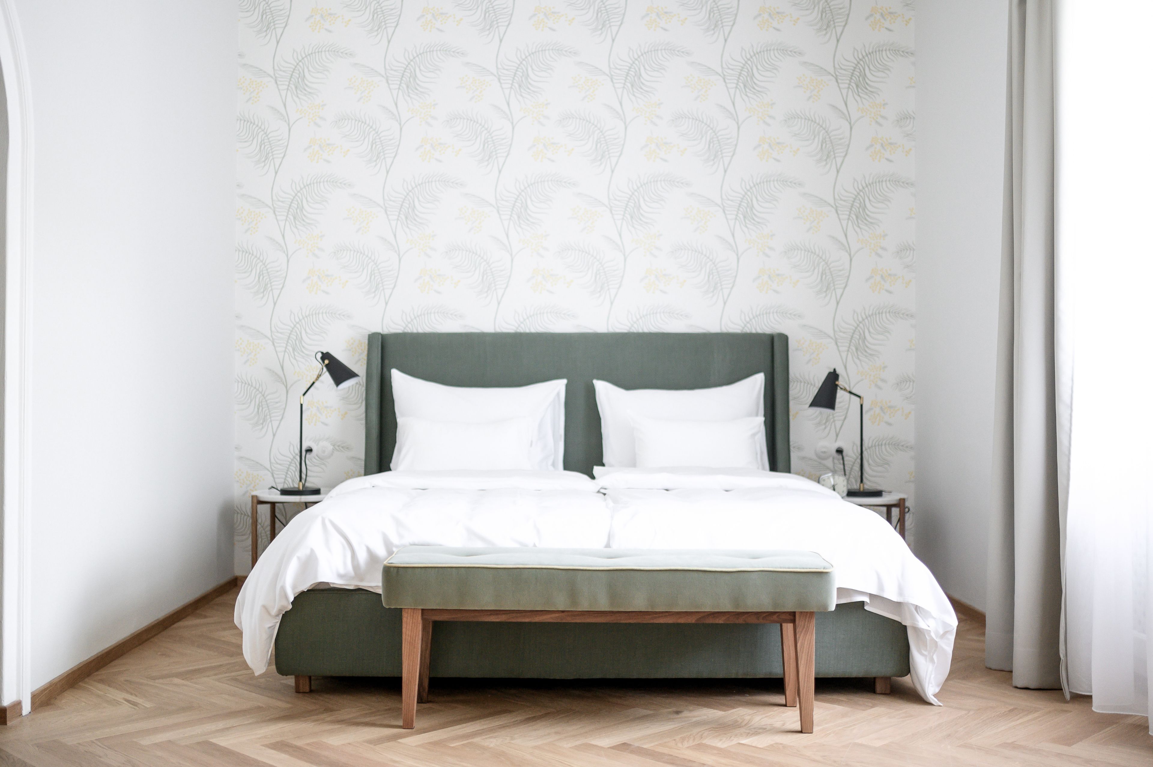 Peralatan tempat tidur hipoalergenik, bar mini, peti besi dalam bilik 