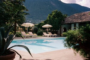 Una piscina techada, 2 piscinas al aire libre, sombrillas