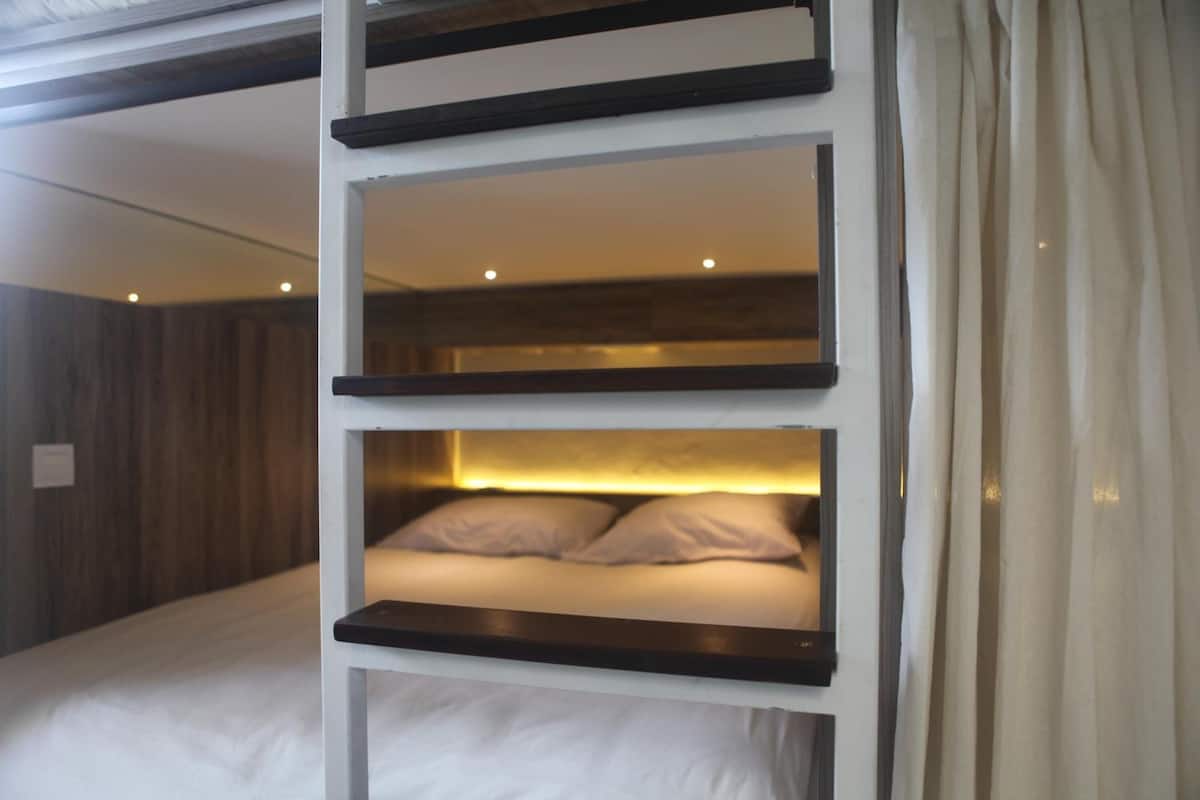 Dormitorio compartido básico, dormitorio mixto (Double Pod in 10 Mixed Pods Room) | 10 habitaciones y wifi gratis