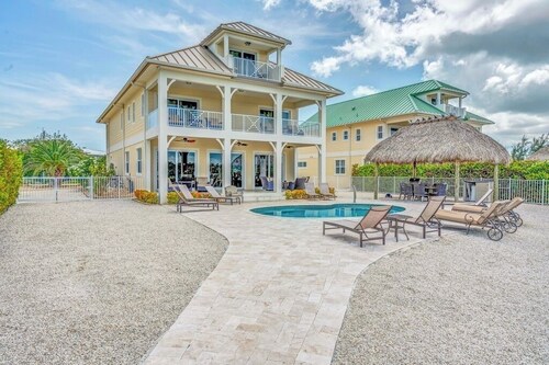 W08 - Luxury Property! Stunning Canal Front Pool Home - Sleeps 14