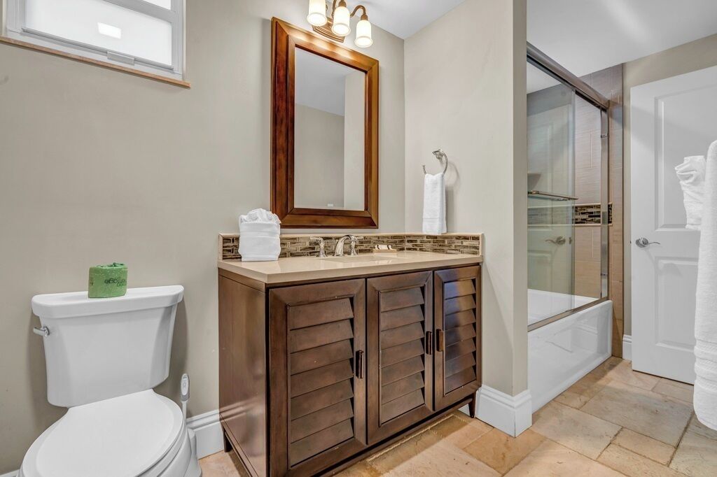 Een haardroger, handdoeken