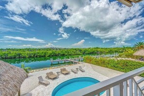 Unclassified image, 4 of 50, button