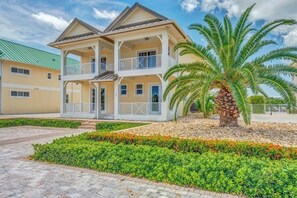 Exterior - W08 - Luxury Property! Stunning Canal Front Pool Home - Sleeps 14 (Marathon)