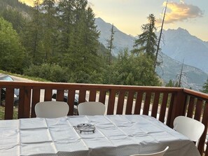 Outdoor dining - 4-Room Rental with Balconies for 8 in Puy-Saint-Vincent (Puy-Saint-Vincent)