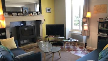 Smart-tv, een open haard, een dvd-speler en speelgoed