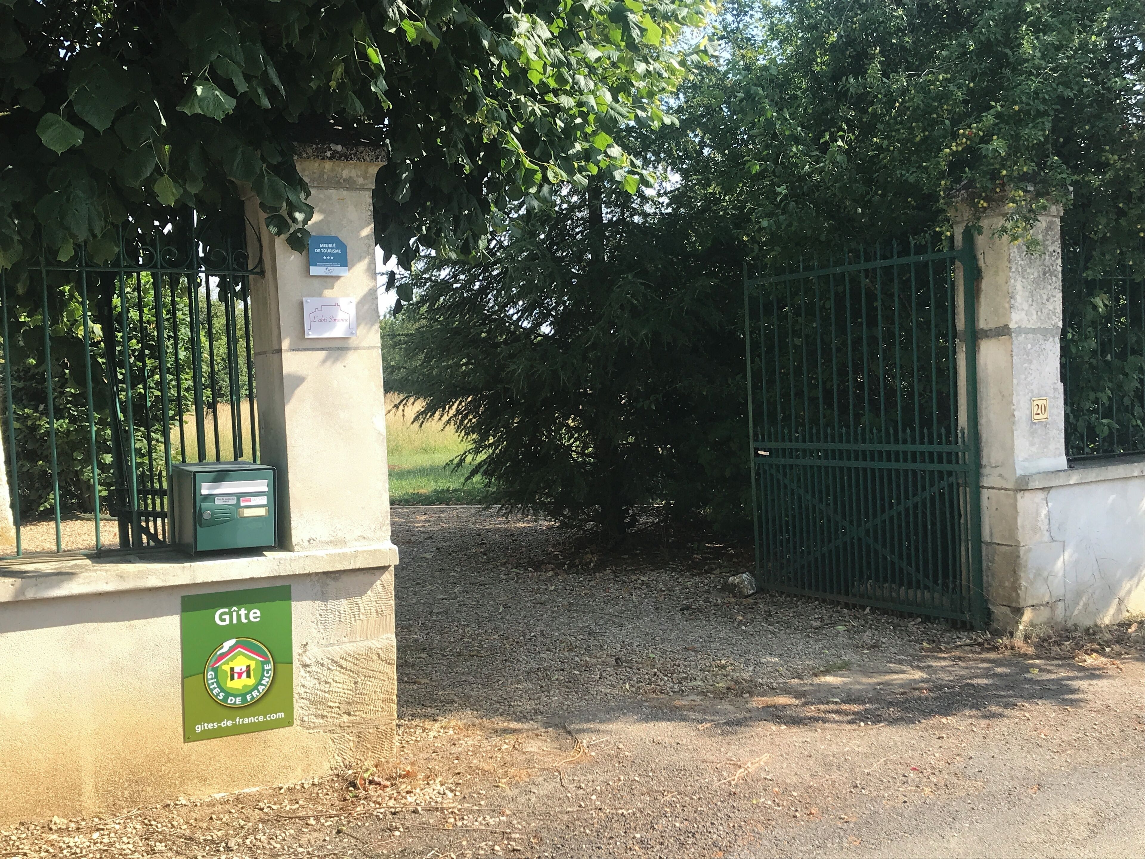 Un cancello con un cartello che indica 'Gîte' e un indirizzo web.
