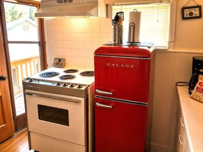 Een koelkast, een microgolfoven, een oven, een kookplaat