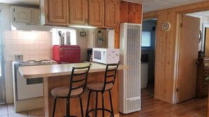 冷蔵庫、電子レンジ、オーブン、コンロ