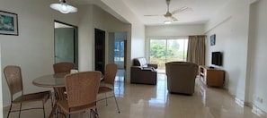 Appartement Premium, 2 chambres, réfrigérateur, vue plage | Coin séjour | Télévisions à écran plasma