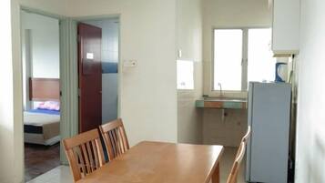 Apartamento standard, 1 quarto, sacada, vista para a praia | Cozinha privada | Geladeira grande, chaleira elétrica