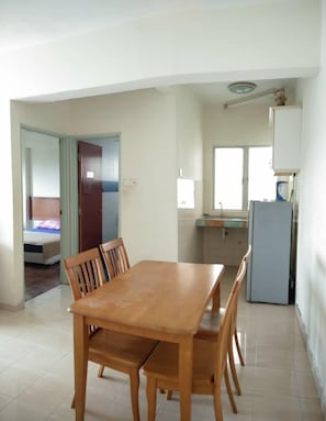 Apartamento standard, 1 quarto, sacada, vista para a praia | Cozinha privada | Geladeira grande, chaleira elétrica