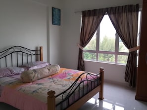 Literie de qualité supérieure, bureau, fer et planche à repasser