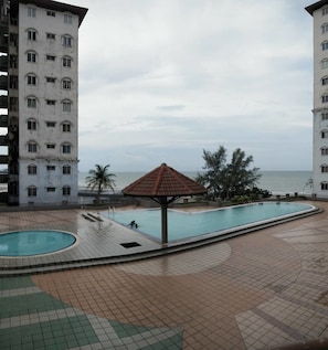 2 piscines extérieures