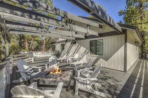 Property grounds - Knickerbocker Nest by Destination Big Bear : Luxury Dream Home Nestled between the Village & Snow Summit! Pool Table! Spa! (Big Bear Lake)