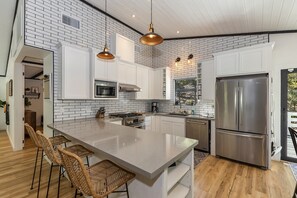 Réfrigérateur, four à micro-ondes, un four, surface de cuisson