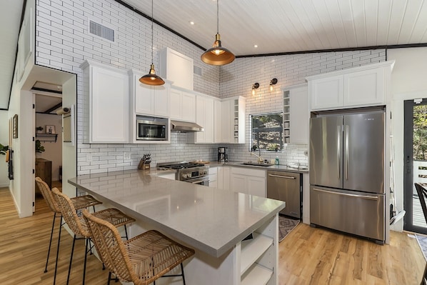 Fridge, microwave, oven, stovetop - Knickerbocker Nest by Destination Big Bear : Luxury Dream Home Nestled between the Village & Snow Summit! Pool Table! Spa! (Big Bear Lake)