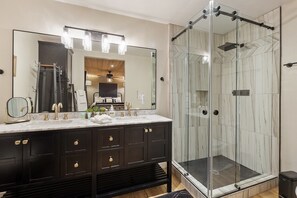 Shower - Knickerbocker Nest by Destination Big Bear : Luxury Dream Home Nestled between the Village & Snow Summit! Pool Table! Spa! (Big Bear Lake)