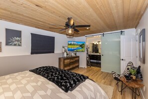 3 bedrooms, WiFi - Knickerbocker Nest by Destination Big Bear : Luxury Dream Home Nestled between the Village & Snow Summit! Pool Table! Spa! (Big Bear Lake)
