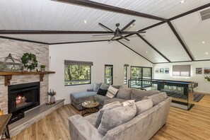 TV, fireplace, DVD player - Knickerbocker Nest by Destination Big Bear : Luxury Dream Home Nestled between the Village & Snow Summit! Pool Table! Spa! (Big Bear Lake)