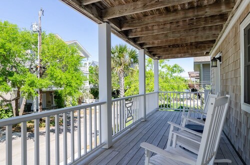 Gorgeous Home 1 Block from Ocean and Banks Channel