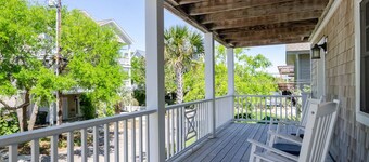 Gorgeous Home 1 Block from Ocean and Banks Channel