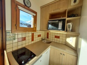 Fridge, microwave, oven, coffee/tea maker