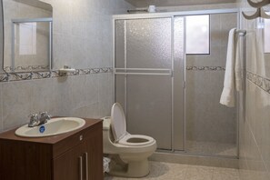 Duschwanne, Handtücher, Seife, Toilettenpapier