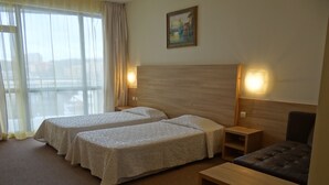 Habitación Confort con 1 cama matrimonial o 2 individuales | Tabla de planchar con plancha, wifi gratis y ropa de cama 