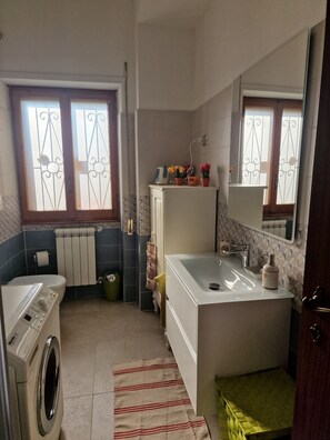 Bañera, secador de pelo, bidet, toallas