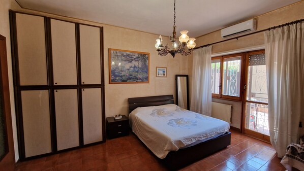 1 habitación, tabla de planchar con plancha, wifi y ropa de cama 