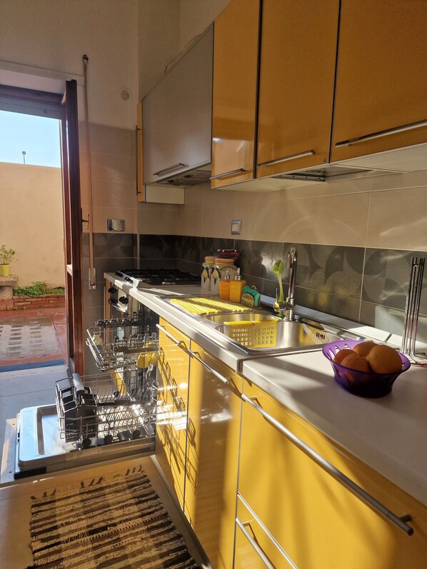 Kühlschrank, Herdplatte, Hochstuhl, Kochgeschirr/Geschirr/Besteck