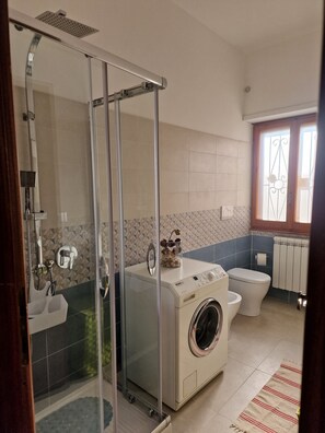 Bañera, secador de pelo, bidet, toallas