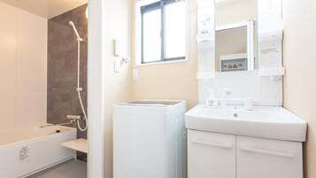 Combined shower/tub, hair dryer, bidet, towels