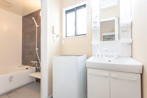 Duschwanne, Haartrockner, Bidet, Handtücher