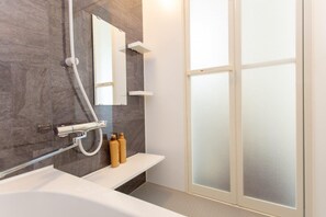 Suihkun ja ammeen yhdistelmä, hiustenkuivaaja, bidee, pyyhkeet